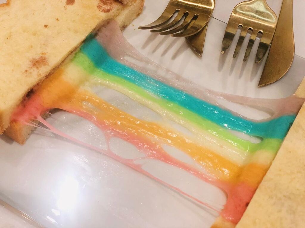 Πώς θα φτιάξετε rainbow τοστάκι; Δείτε τον εύκολο τρόπο στο βίντεο (pics&vid)
