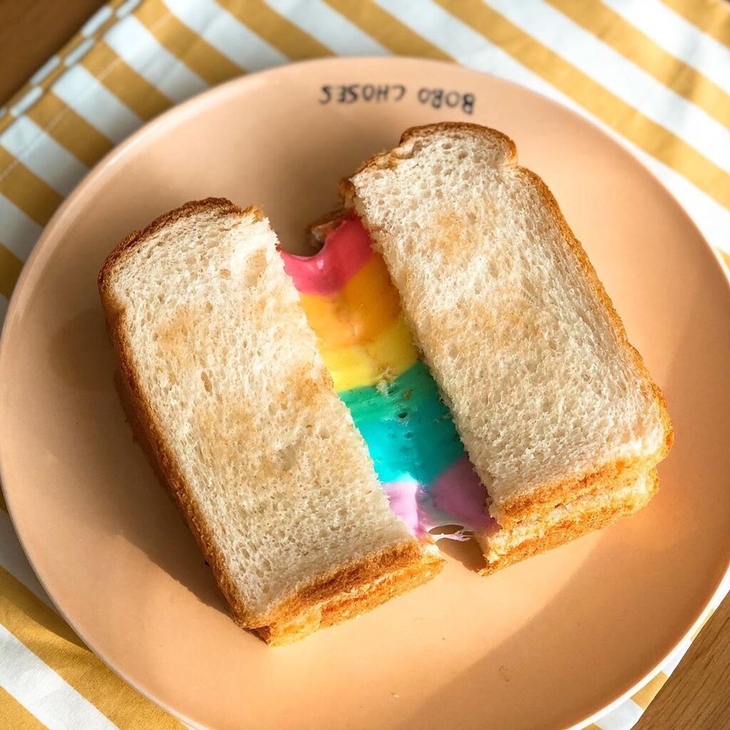 Πώς θα φτιάξετε rainbow τοστάκι; Δείτε τον εύκολο τρόπο στο βίντεο (pics&vid)
