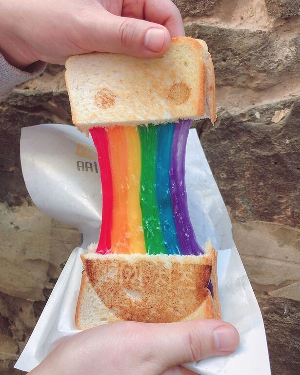 Πώς θα φτιάξετε rainbow τοστάκι; Δείτε τον εύκολο τρόπο στο βίντεο (pics&vid)