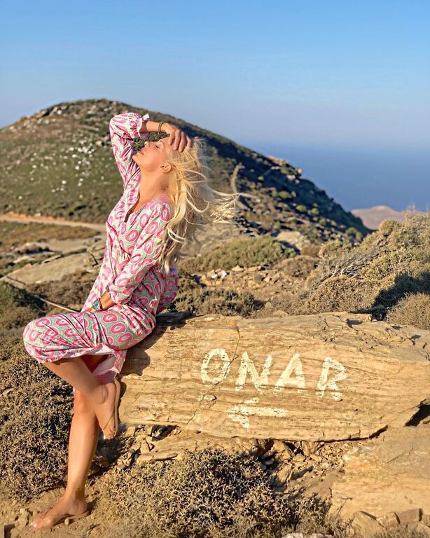 Είτε με μακιγιάζ, είτε χωρίς, είτε φορώντας ακριβά και υπέρλαμπρα ρούχα, είτε τα αέρινα καφτάνια της, είναι απλή και δεν την νοιάζει τι θα πουν οι άλλοι, αρκεί η ίδια να νιώθει όμορφα και πάνω απ' όλα ο εαυτός της!
