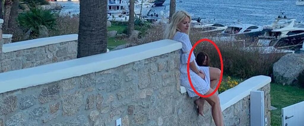 Όπως μπορείτε να δείτε η Βαλέρια βρίσκεται ακριβώς δίπλα της, χωρίς ωστόσο να το έχει πάρει κανείς χαμπάρι... πέρα από εμάς!