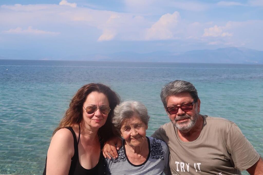 Το 2018 ανάρτησε αυτή τη φωτογραφία με τη μητέρα του και την αδελφή του.