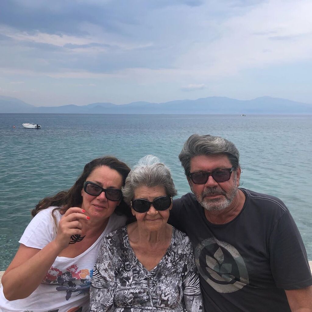 #summer2019 #happybirthdaymom #sister #family #love, ήταν το σχόλιό του στη δεύτερη φωτογραφία που ανέβασε στο Intagram με αφορμή τα γενέθλια της μητέρας του.