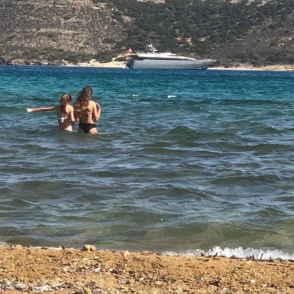 Μαζί με τις κόρες του στην Αντίπαρο, το καλοκαίρι του 2018
