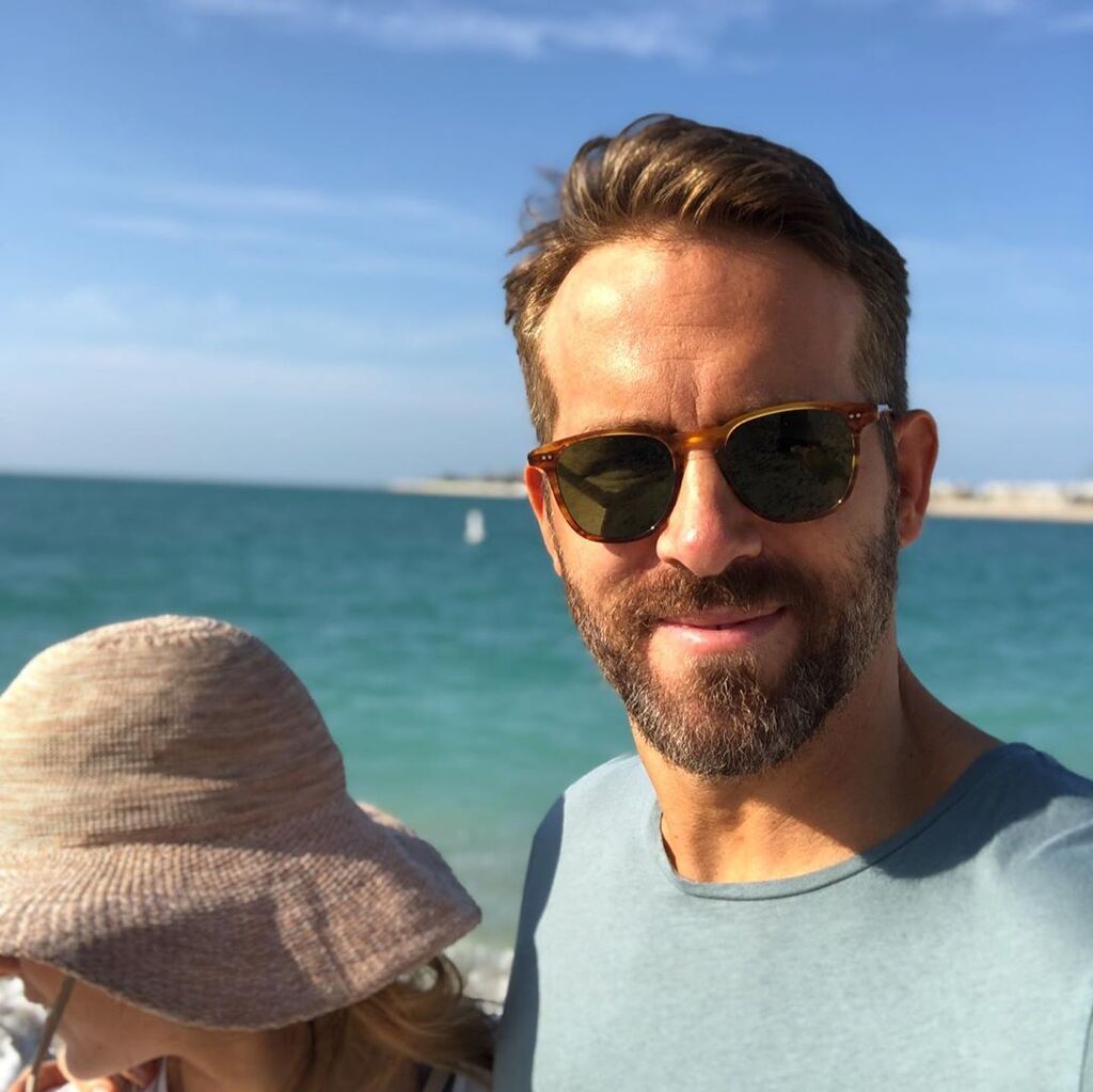 Ryan Reynolds: Ευχήθηκε χρόνια πολλά στην Blake Lively με τις χειρότερες φωτογραφίες της (pics)