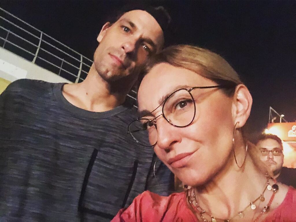 Ο Αποστόλης Τότσικας και η Ρούλα Ρέβη είναι από τα πιο αγαπημένα ζευγάρια της ελληνικής showbiz.