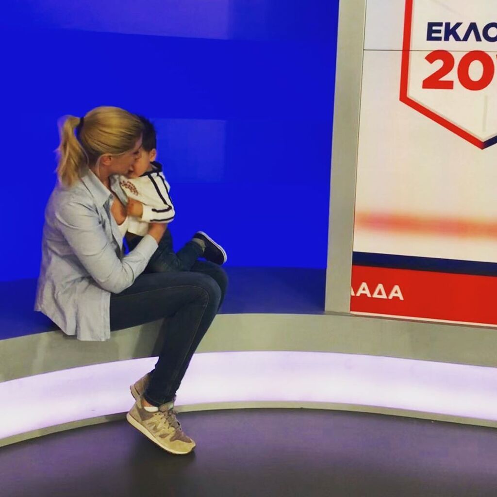 Κρατά μακριά από τα φώτα της δημοσιότητας τον γιο της.