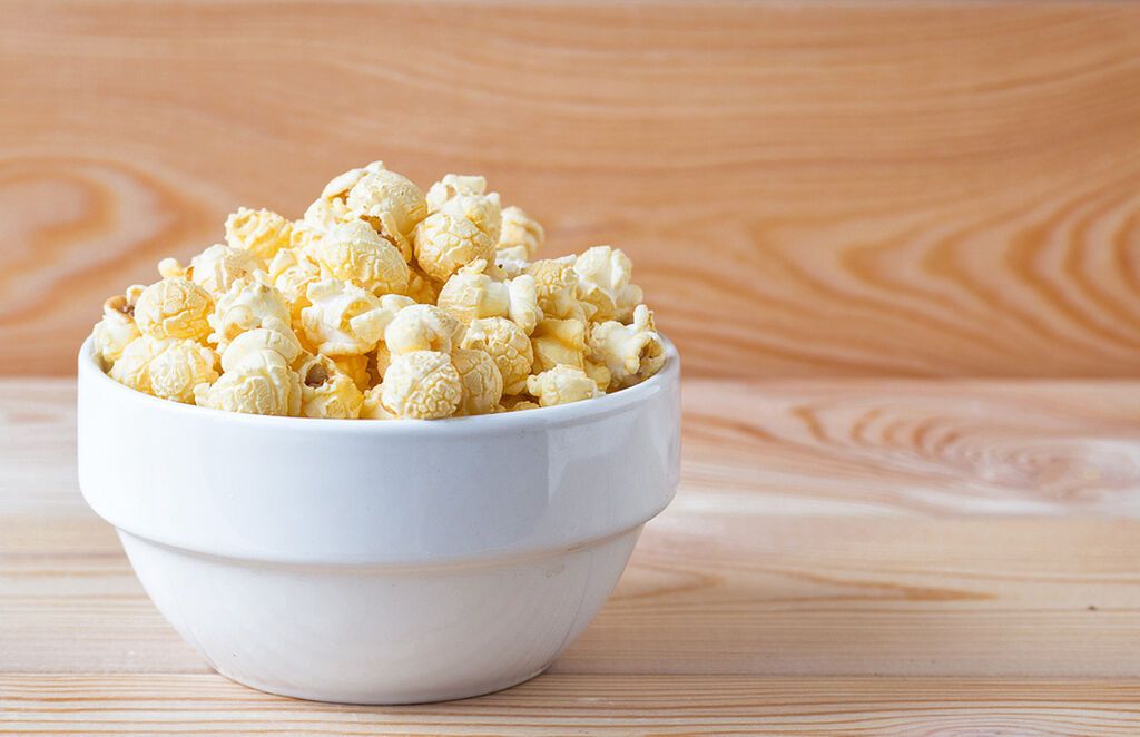 Σκληρά snacks όπως pop corn