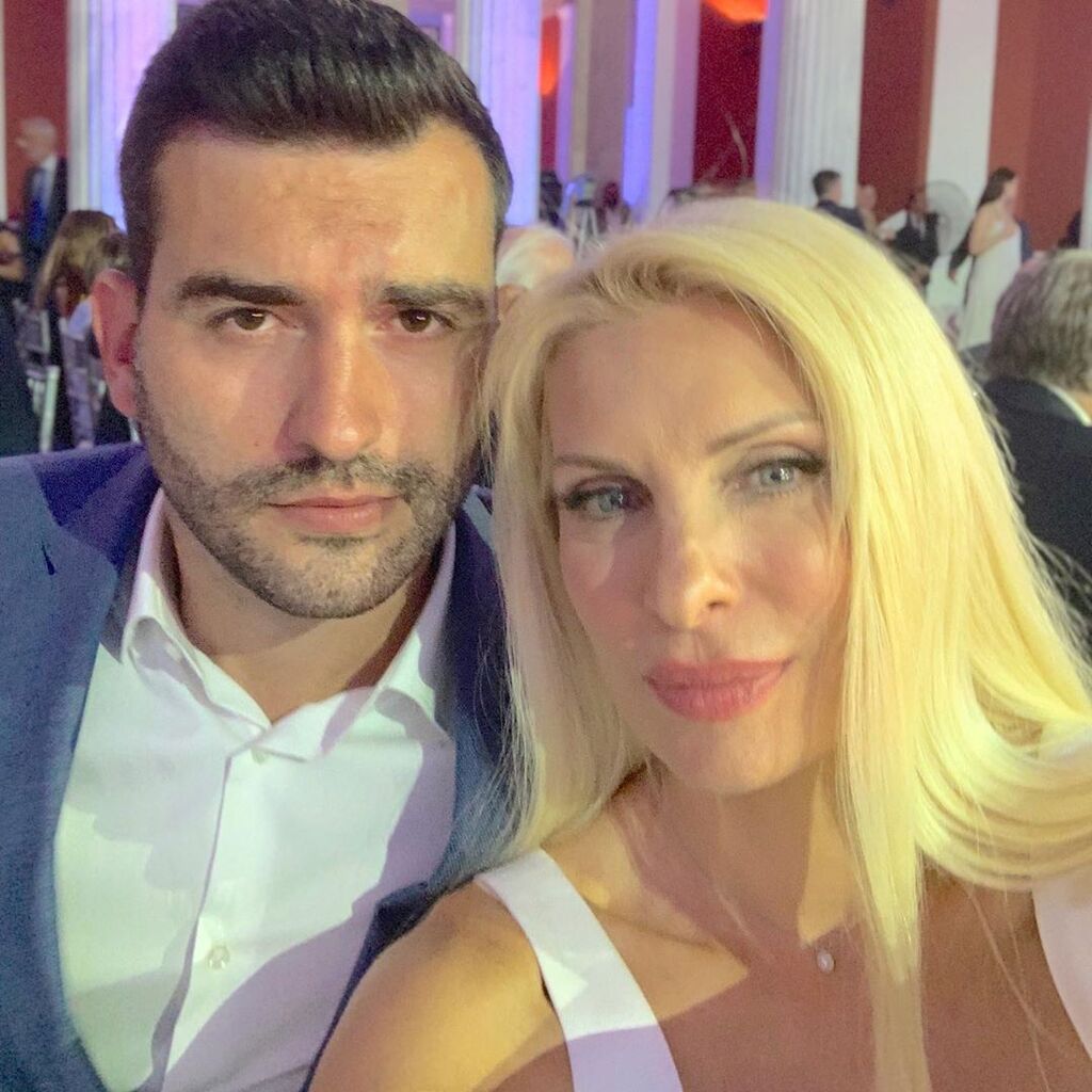 Αυτή είναι η φωτογραφία που δημοσίευσε η Ελένη Μενεγάκη, έχοντας τον αδερφό της στο πλευρό της. Είναι από την ημέρα που εμφανίστηκαν μαζί στο Ζάππειο με αφορμή την Εκδήλωση για τα 30 χρόνια από την ίδρυση του Συλλόγου Φίλων Παιδιών με καρκίνο ΕΛΠΙΔΑ.