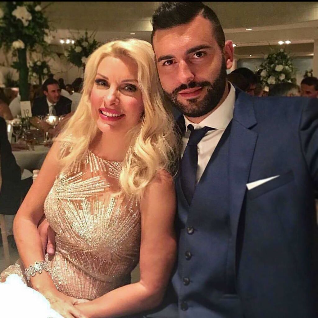 Ο Θοδωρής Μισόκαλος, είναι γνωστό ότι έχει μεγάλη αδυναμία στην αδελφή του Ελένη Μενεγάκη και το ίδιο ισχύει και από την πλευρά της.