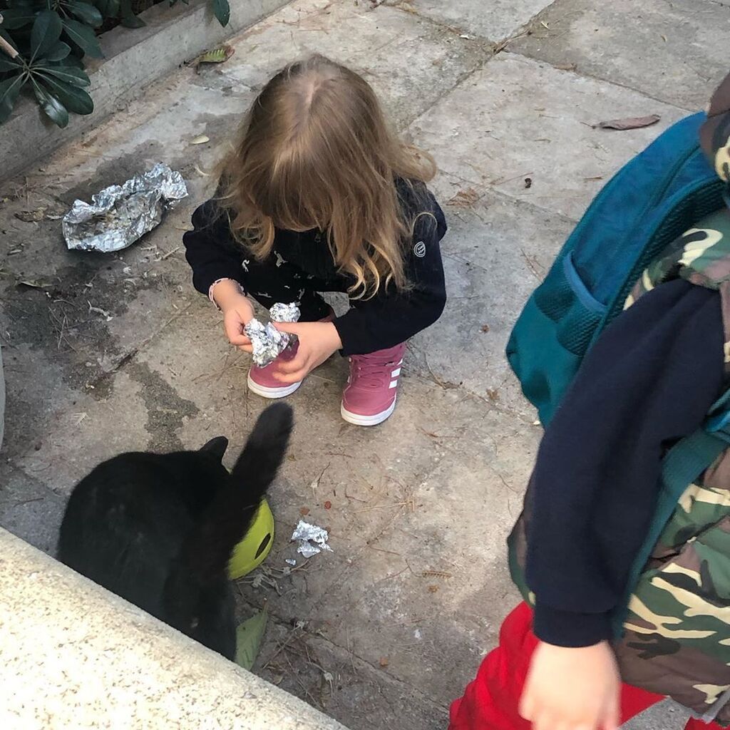 Όπως βλέπετε η Ειρήνη Χρυσή και ο Άγγελος Μιχαήλ λατρεύουν τα ζώα και δη τη γατούλα που νιώθουν σαν δική τους.