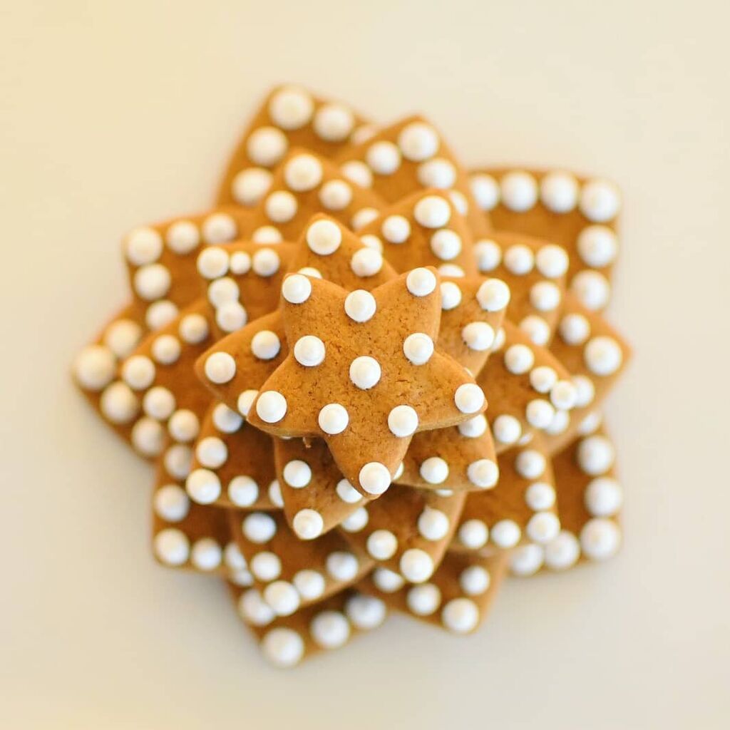 Gingerbread αστέρια με λευκό γλάσο/
Όπως και παραπάνω, δείτε τη συνταγή για να φτιάξετε μπισκότα, με κουπάτ αστεριών δώστε σχήμα και φτιάχνοντας royal icing ή λιώνοντας λευκή κουβερτούρα σχηματήστε τα λευκά διακοσμητικά. Instagram account-devonthehomeb