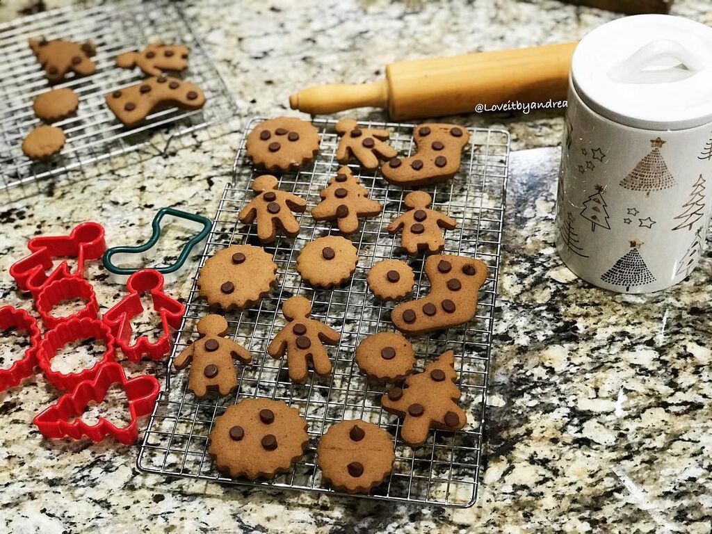 Gingerbread cookies/
Δείτε τη συνταγή που έχουμε βάλει στις συνταγές μας, και τοποθετήστε πριν τα ψήσετε επάνω chips σοκολάτας. πηγή: Instagram account-loveitbyandread