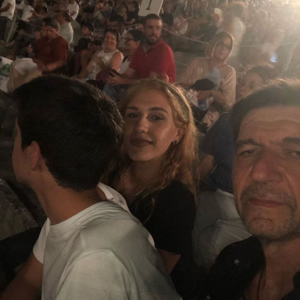 Νίκη Σκιαδαρέση Με γονείς τον Γεράσιμο Σκιαδαρέση και την Μπέσυ Μάλφα δεν θα μπορούσε να μην γίνει ηθοποιός. πηγή φωτογραφίας: Γεράσιμος Σκιαδαρέσης