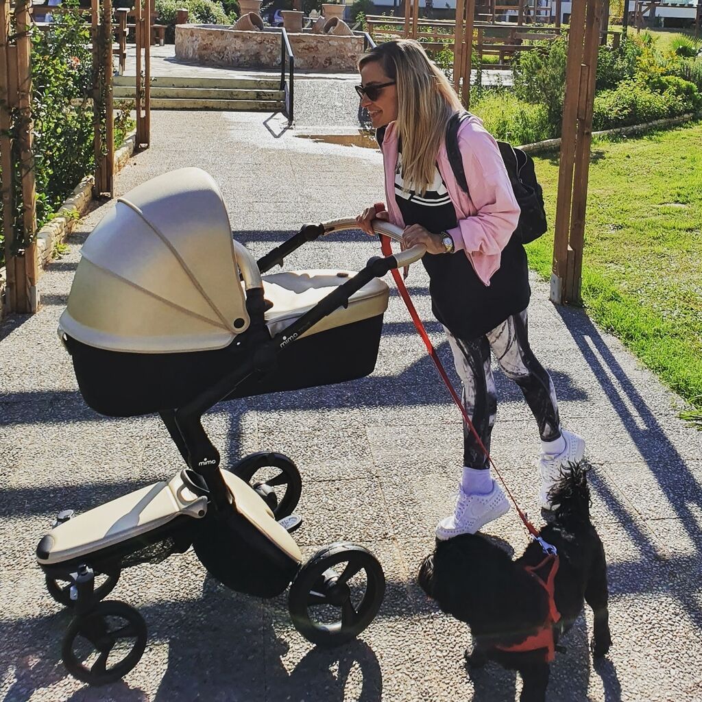 Αυτή τη φορά όμως, η ασπρόμαυρη φωτογραφία που δείχνει τη μικρή στην αγκαλιά του Λευτέρη, μάζεψε τα περισσότερα likes