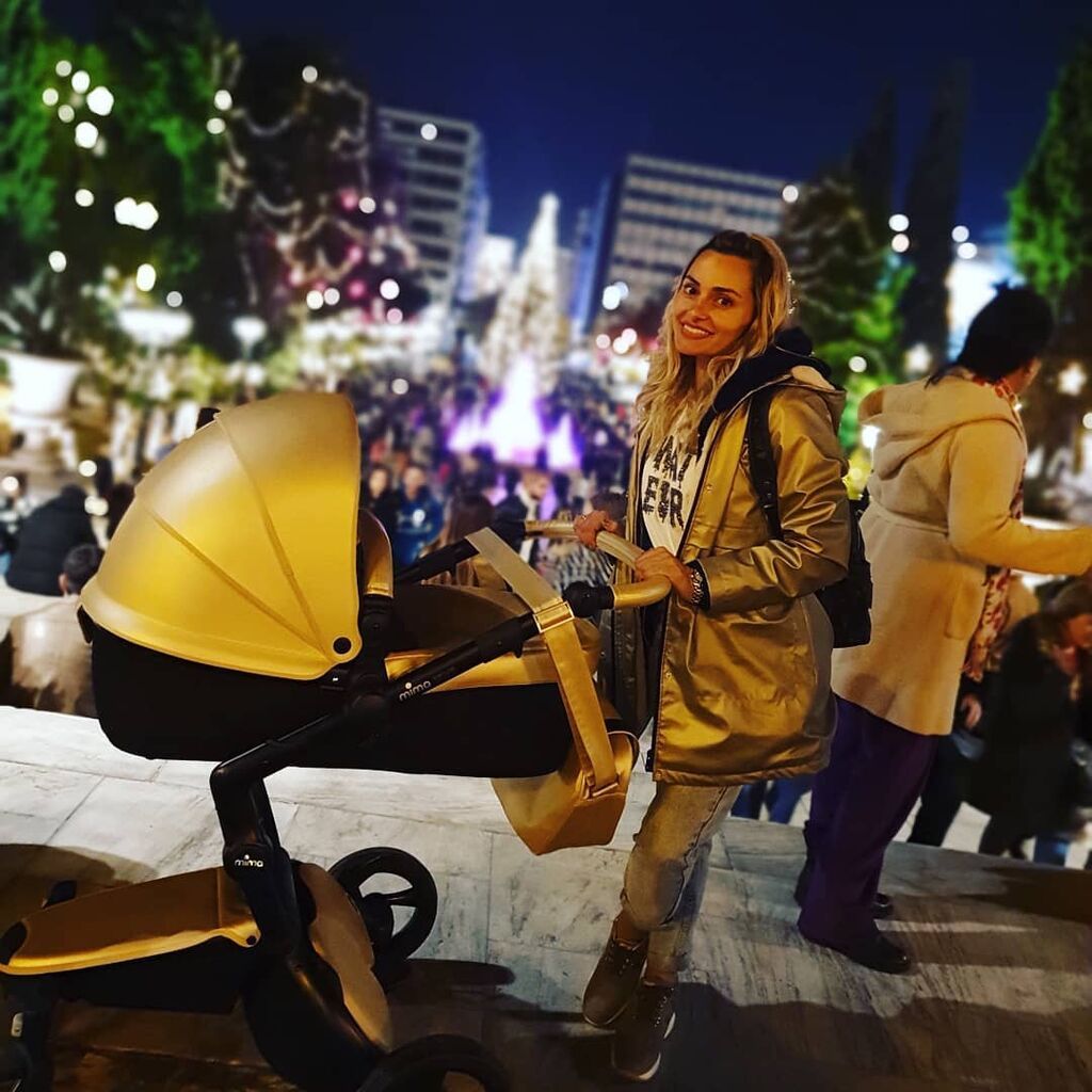 Με κάθε αφορμή δημοσιεύει φωτογραφία της κόρη της.