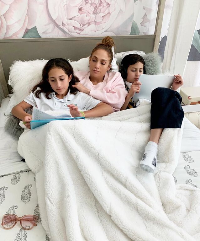 Jennifer Lopez: Η φώτο με τα παιδιά της στο κρεβάτι που συγκέντρωσε πάνω από 1,5 εκατ. likes (pics)