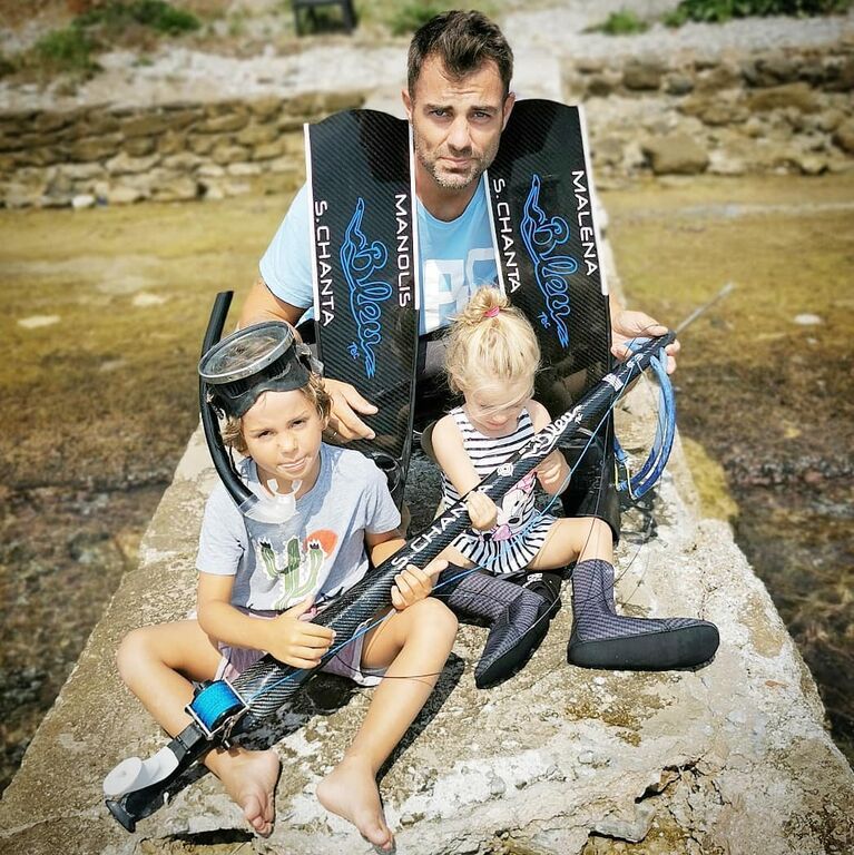 Στέλιος Χανταμπάκης: Έτσι περνά το χρόνο του με τα παιδιά στο σπίτι (pics+vid)
