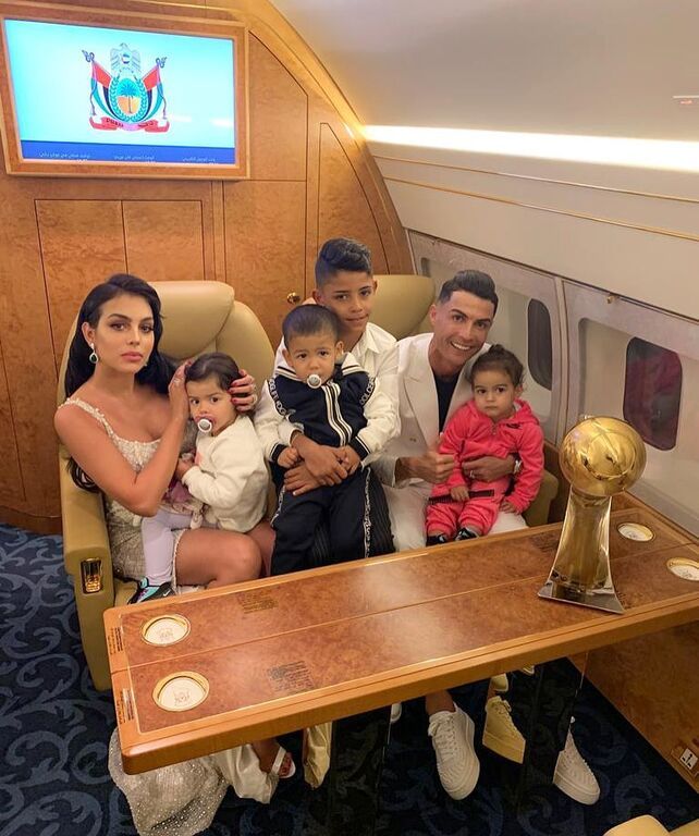 Christiano Ronaldo: Στην μπανιέρα με τα τέσσερα παιδιά του – Η φώτο έγινε viral