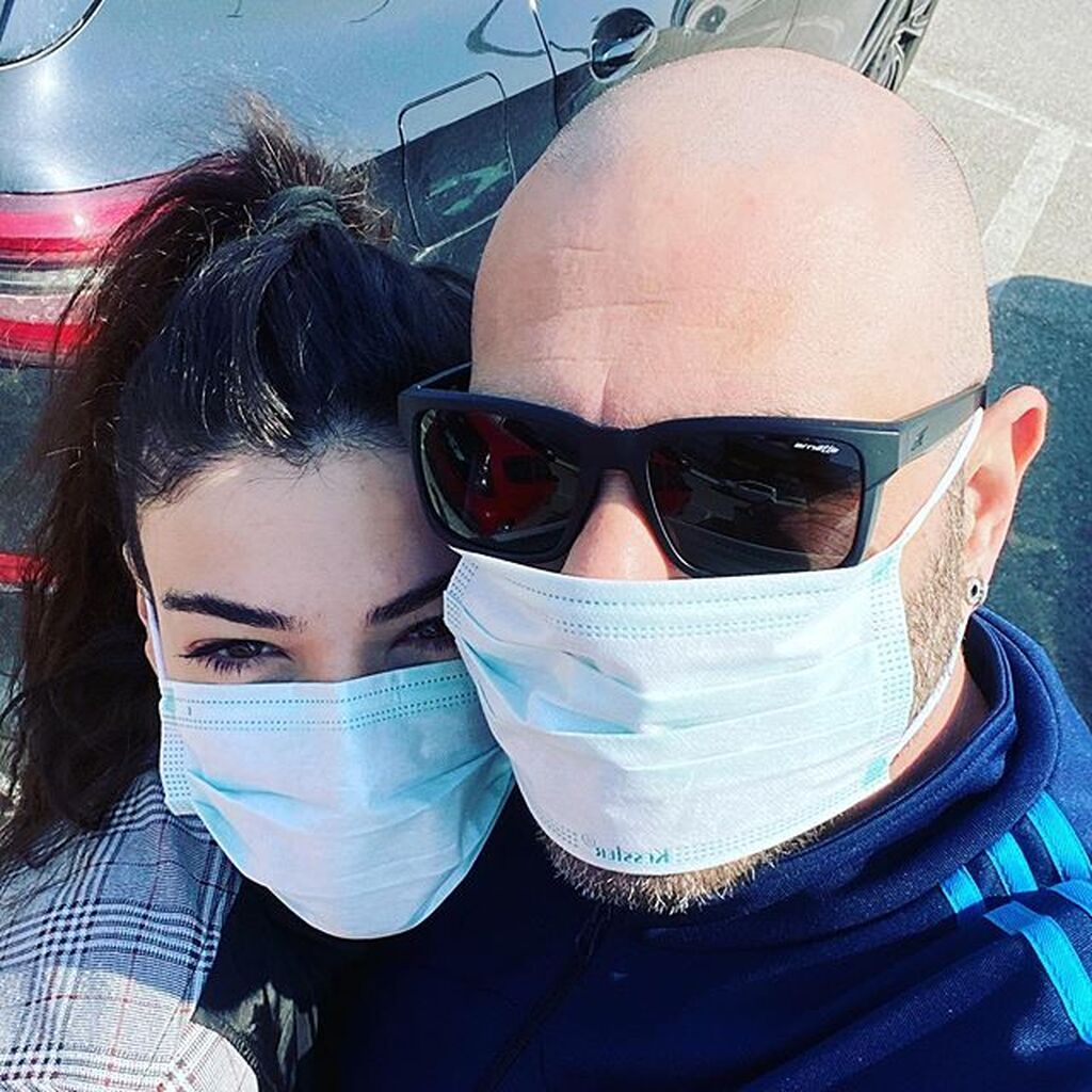 Τόσο ο ίδιος όσο και η Ήβη τηρούν ευλαβικά τις οδηγίες που έχουν δοθεί για τον κορονοϊό, μένουν σπίτι και η μόνη τους έξοδος είναι το σούπερ μάρκετ, όπου και πάλι πήγαν με μάσκες και αφού πήραν τα απαραίτητα μέτρα.