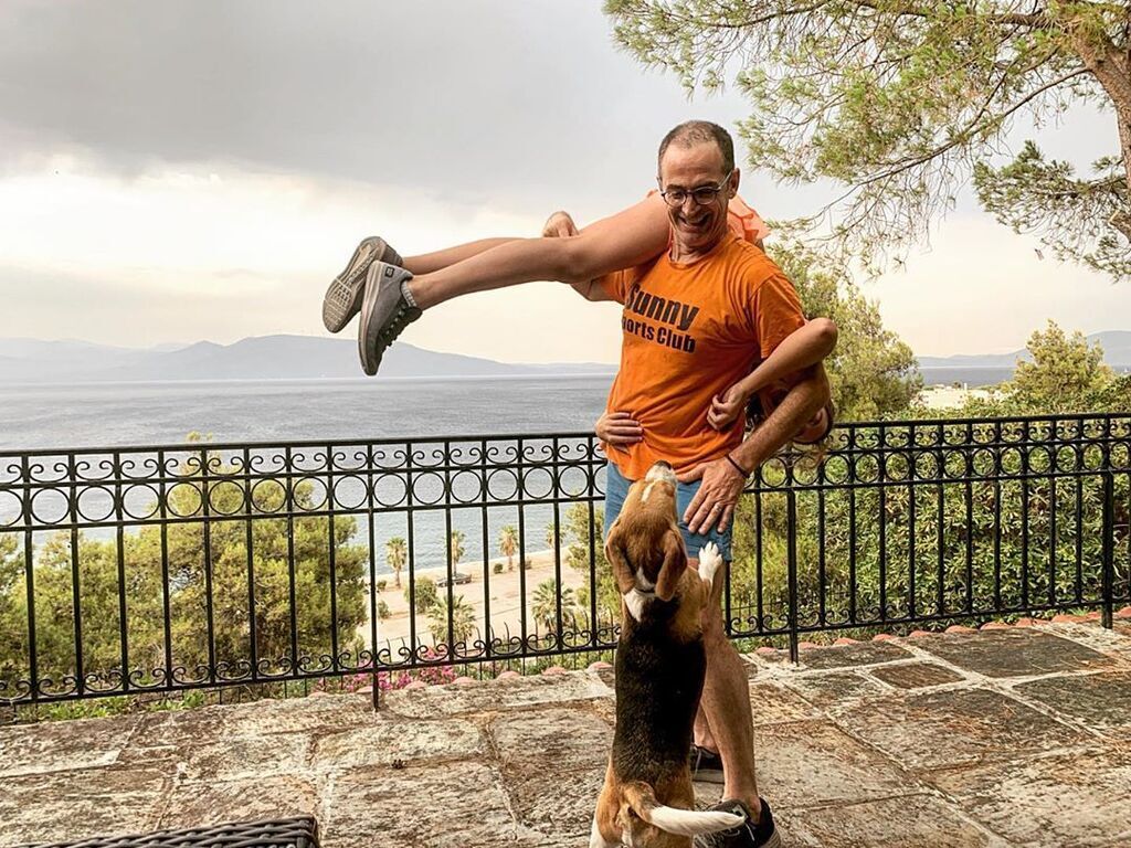 «H σειρά μου για σκούπισμα στο σπίτι...» - Ποιος διάσημος Έλληνας μπαμπάς ανέβασε αυτή τη φώτο;