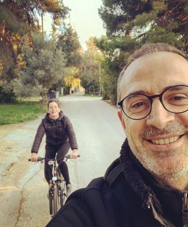«H σειρά μου για σκούπισμα στο σπίτι...» - Ποιος διάσημος Έλληνας μπαμπάς ανέβασε αυτή τη φώτο;