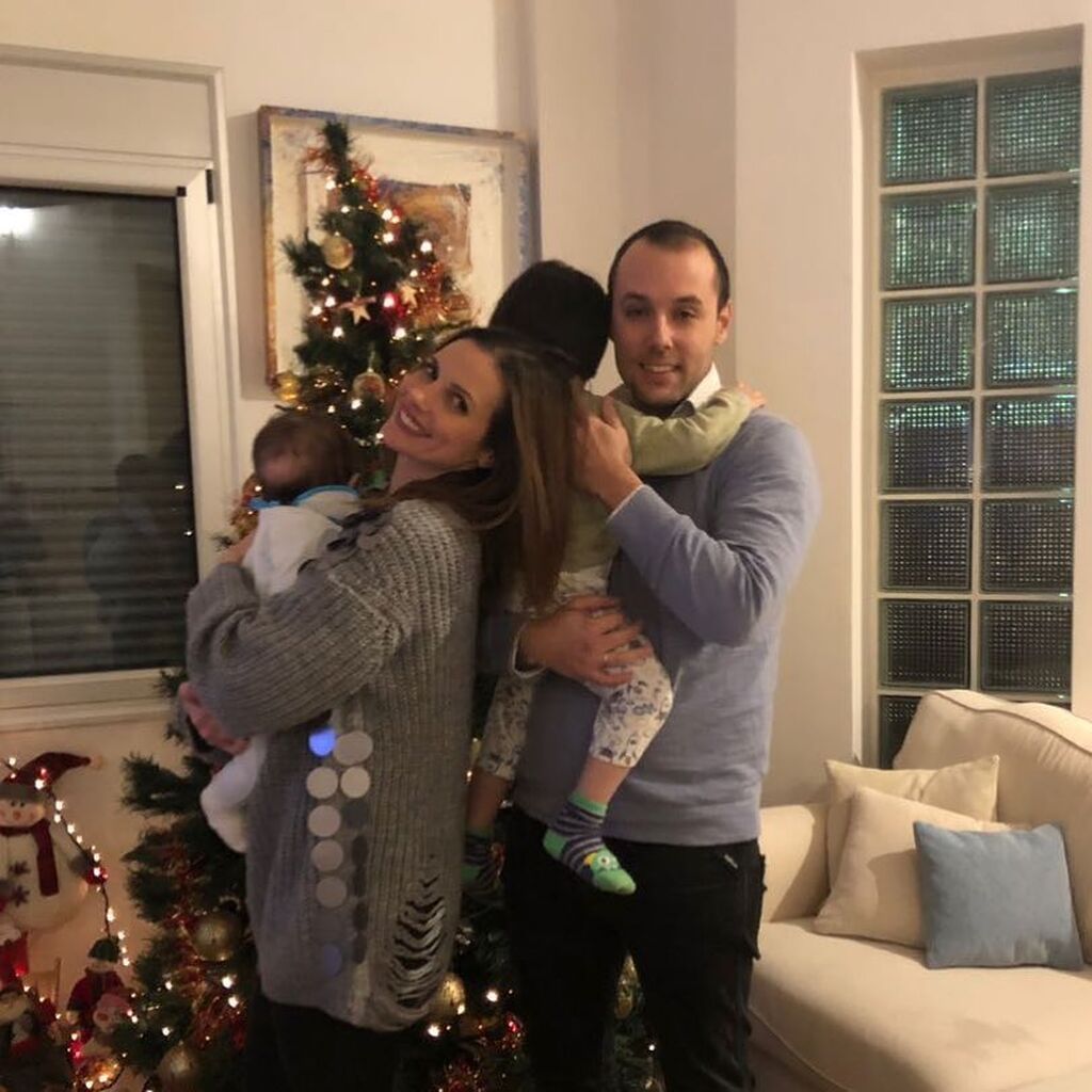Οι δημοσιογράφοι Ελένη Καρποντίνη και Βασίλης Λιάτσος με τους γιους τους.