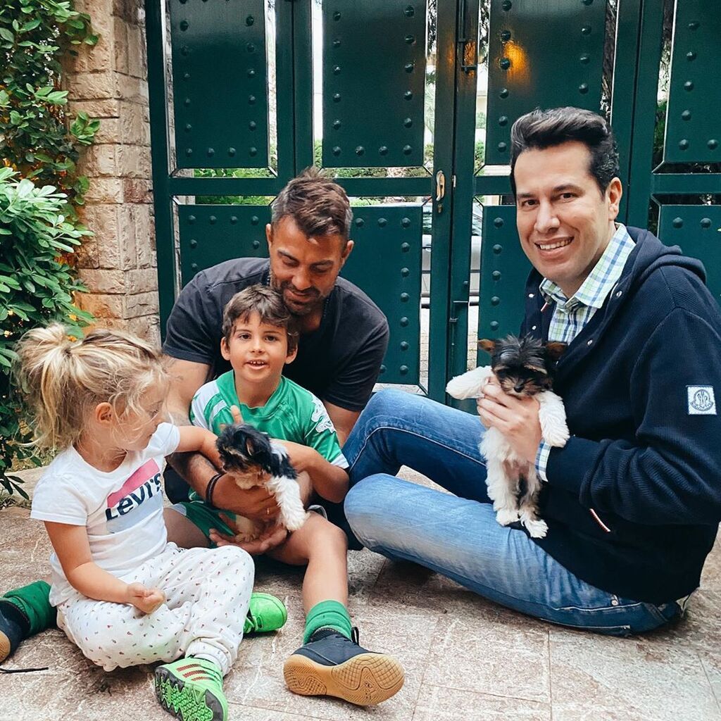 Το σκυλάκι τους μας το έδειξε και ο Στέλιος Χανταμπάκης.