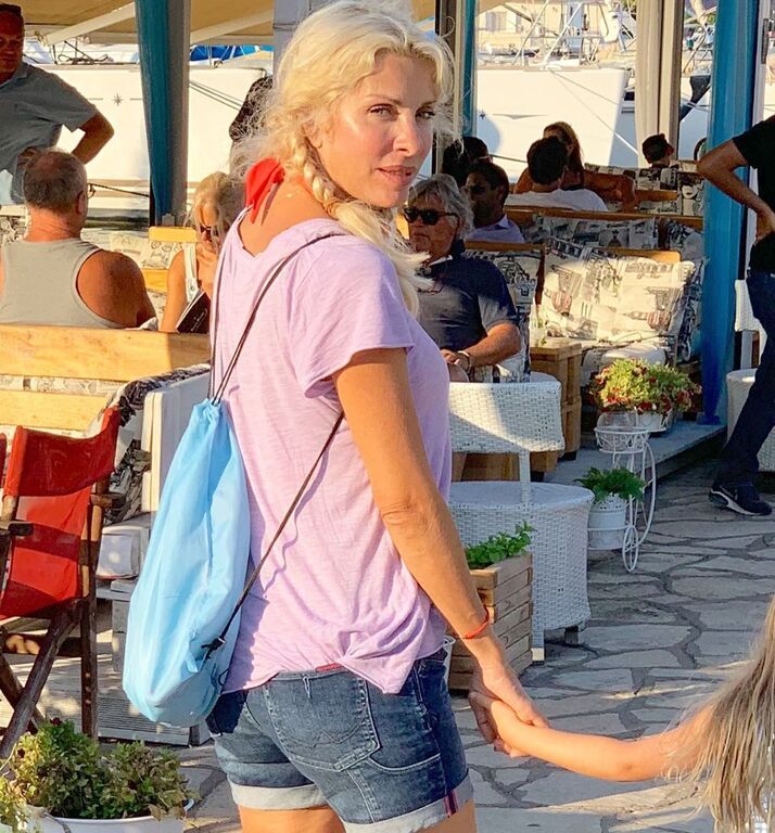 Ελένη Μενεγάκη: Στα Άχλα φορώντας το παιδικό καπέλο της Μαρίνας (pics)