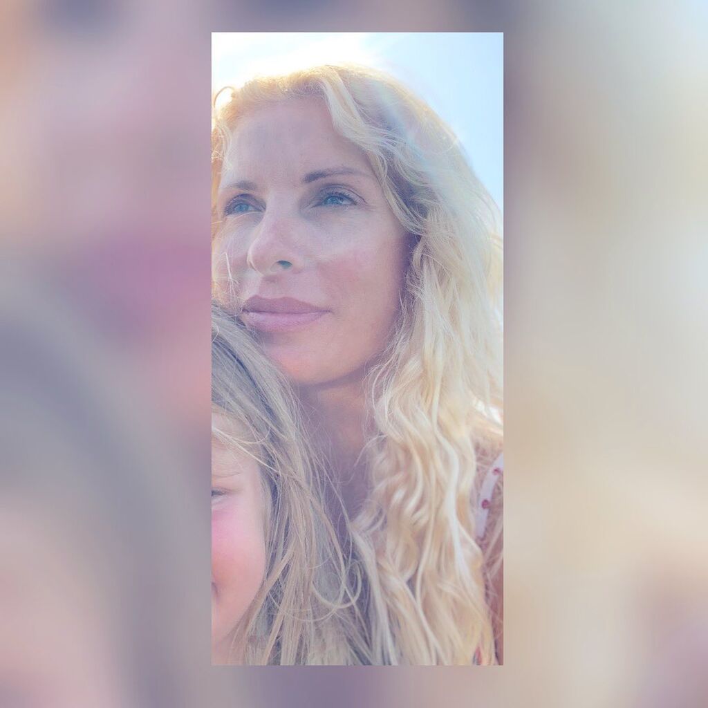 Ελένη Μενεγάκη: Στα Άχλα φορώντας το παιδικό καπέλο της Μαρίνας (pics)