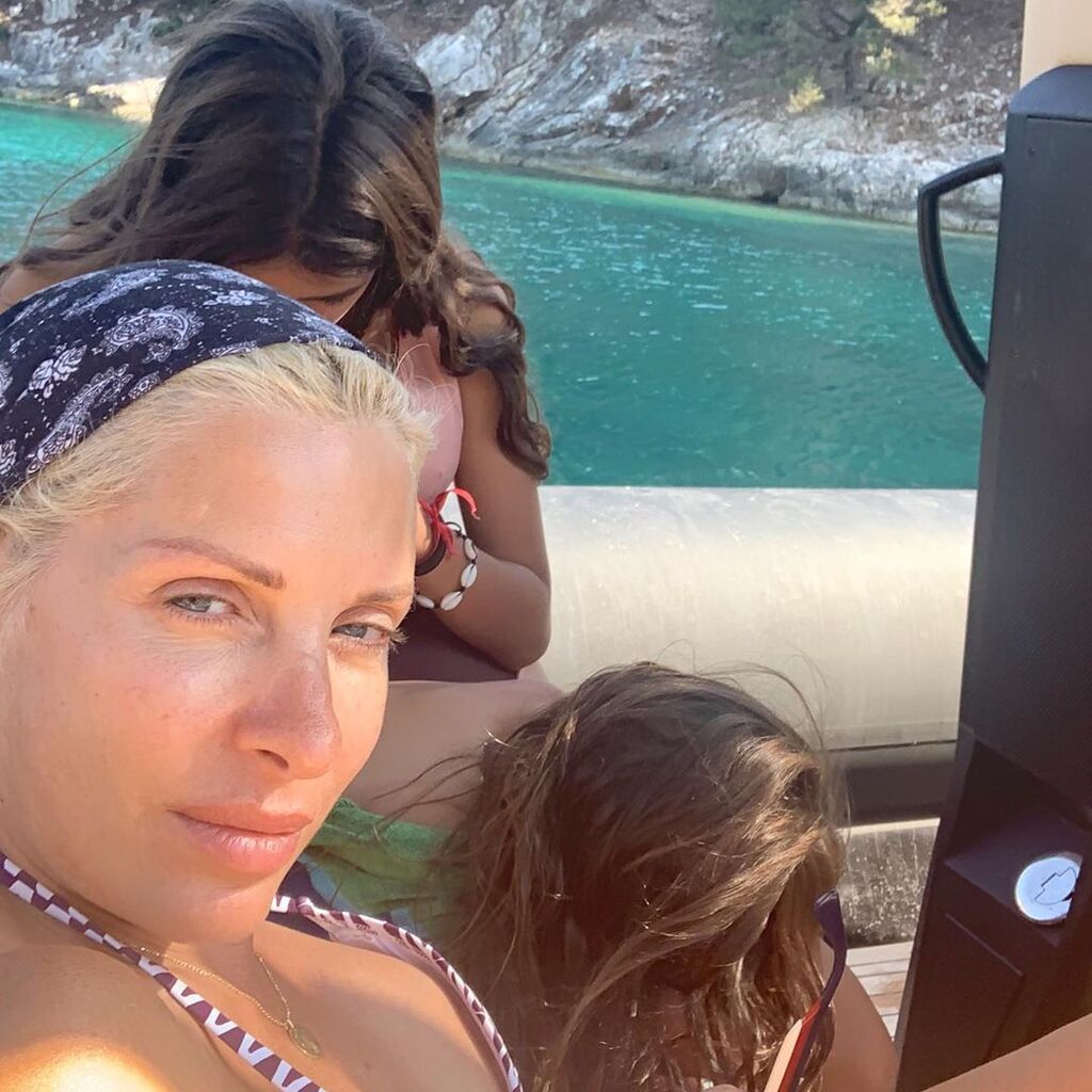Ελένη Μενεγάκη: Στα Άχλα φορώντας το παιδικό καπέλο της Μαρίνας (pics)