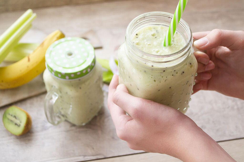 Τροπικό smoothie: Υλικά - γάλα, μπανάνα, ακτινίδιο, kale, σπόροι chia