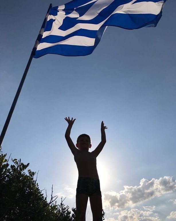 Σάκης Ρουβάς: Η 1η βόλτα με το φουσκωτό - Στο τιμόνι ο γιος του Αλέξανδρος