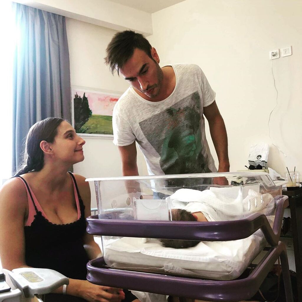 Φωτεινή Αθερίδου: Στην αιώρα αγκαλιά με τον γιο της - Δείτε φώτο