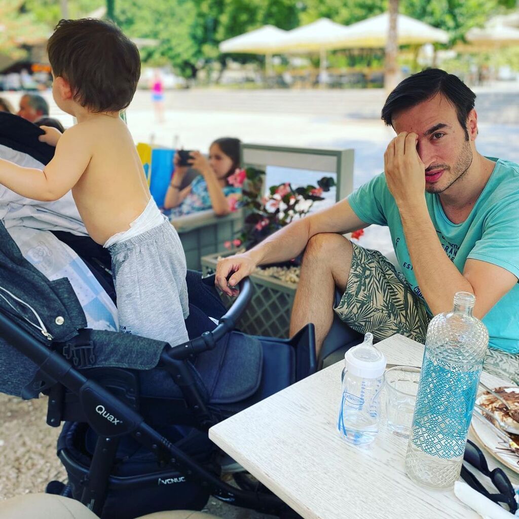 Φωτεινή Αθερίδου: Στην αιώρα αγκαλιά με τον γιο της - Δείτε φώτο