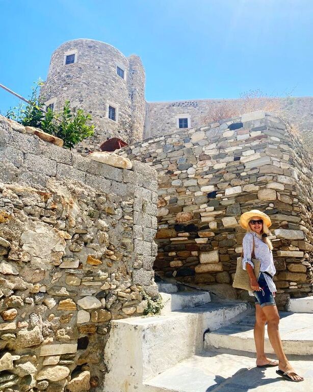Η Ελένη Μενεγάκη στην όμορφη Νάξο.