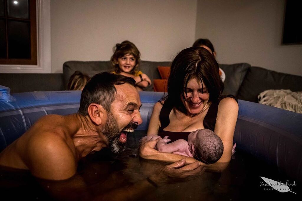 Μόλις γέννησε και παίρνει μια ανάσα – Η φωτογραφία που έγινε viral