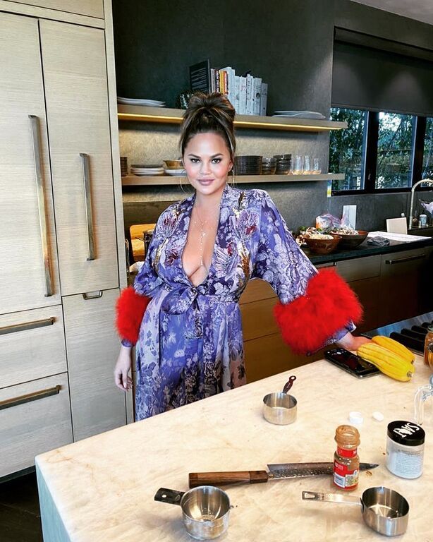 Η Chrissy Teigen ανέβασε μία δική της φωτογραφία και ευχήθηκε "happy thanksgivings" στους διαδικτυακούς της φίλους.