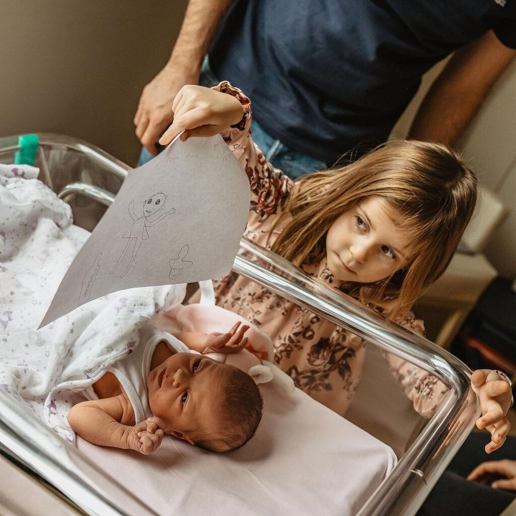 Παιδιά φωτογραφίζονται με το μωρό αδερφάκι τους (pics)