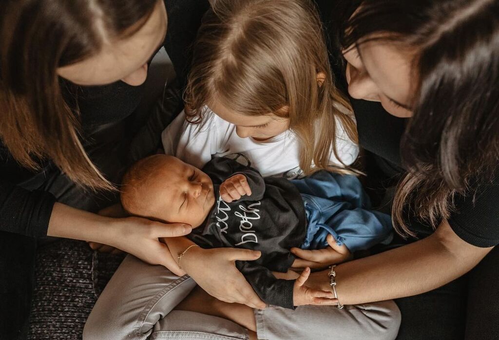 Παιδιά φωτογραφίζονται με το μωρό αδερφάκι τους (pics)