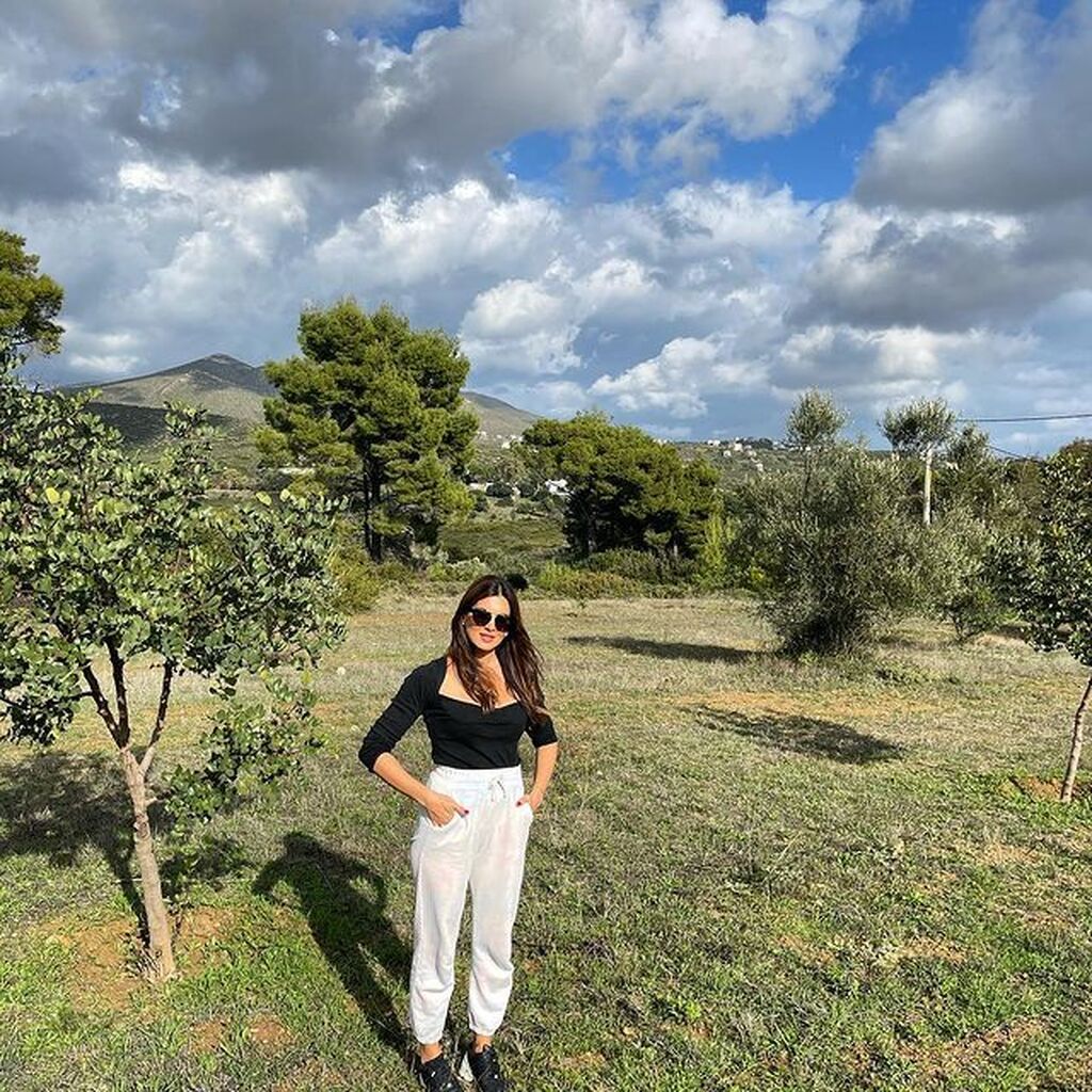 Ένα μακρυμάνικο κορμάκι με ψηλόμεσο παντελόνι σε loose γραμμή, όπως η Σταματίνα Τσιμτσιλή