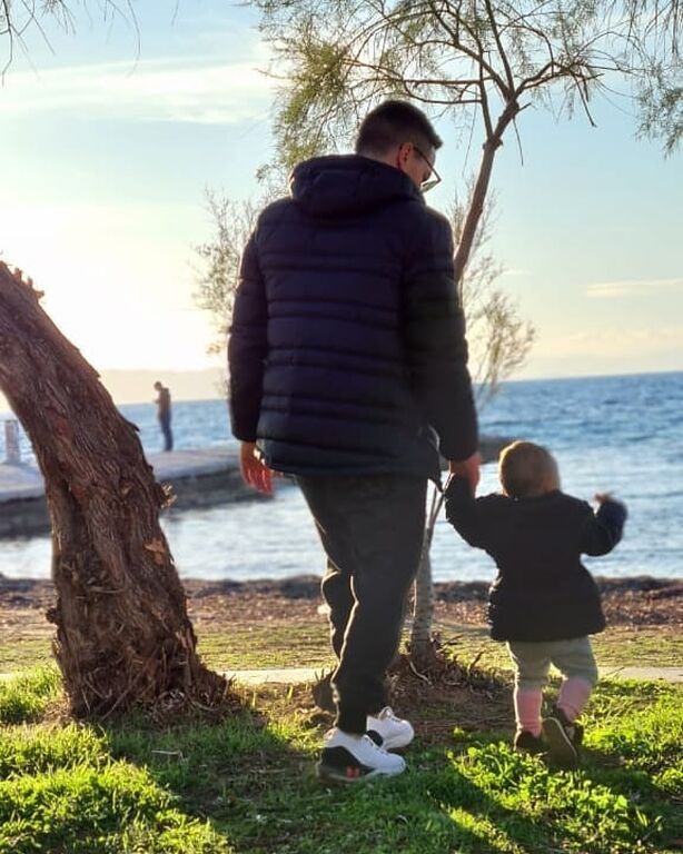Λευτέρης Πετρούνιας: Βόλτα στη θάλασσα με την κόρη του, Σοφία