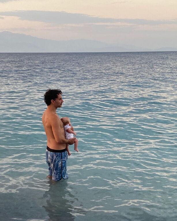 Αναγνωρίζετε το αγοράκι της φωτογραφίας; Είναι γνωστός Έλληνας ηθοποιός