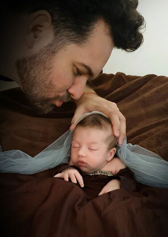 Υπέροχο! Μπαμπάς αναπαριστά γνωστά έργα τέχνης με το νεογέννητο μωρό του