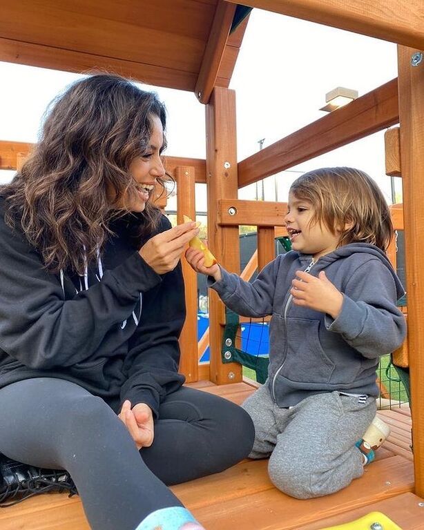 Η Eva Longoria μιλά γιατί επέλεξε να γίνει μαμά μετά τα 40