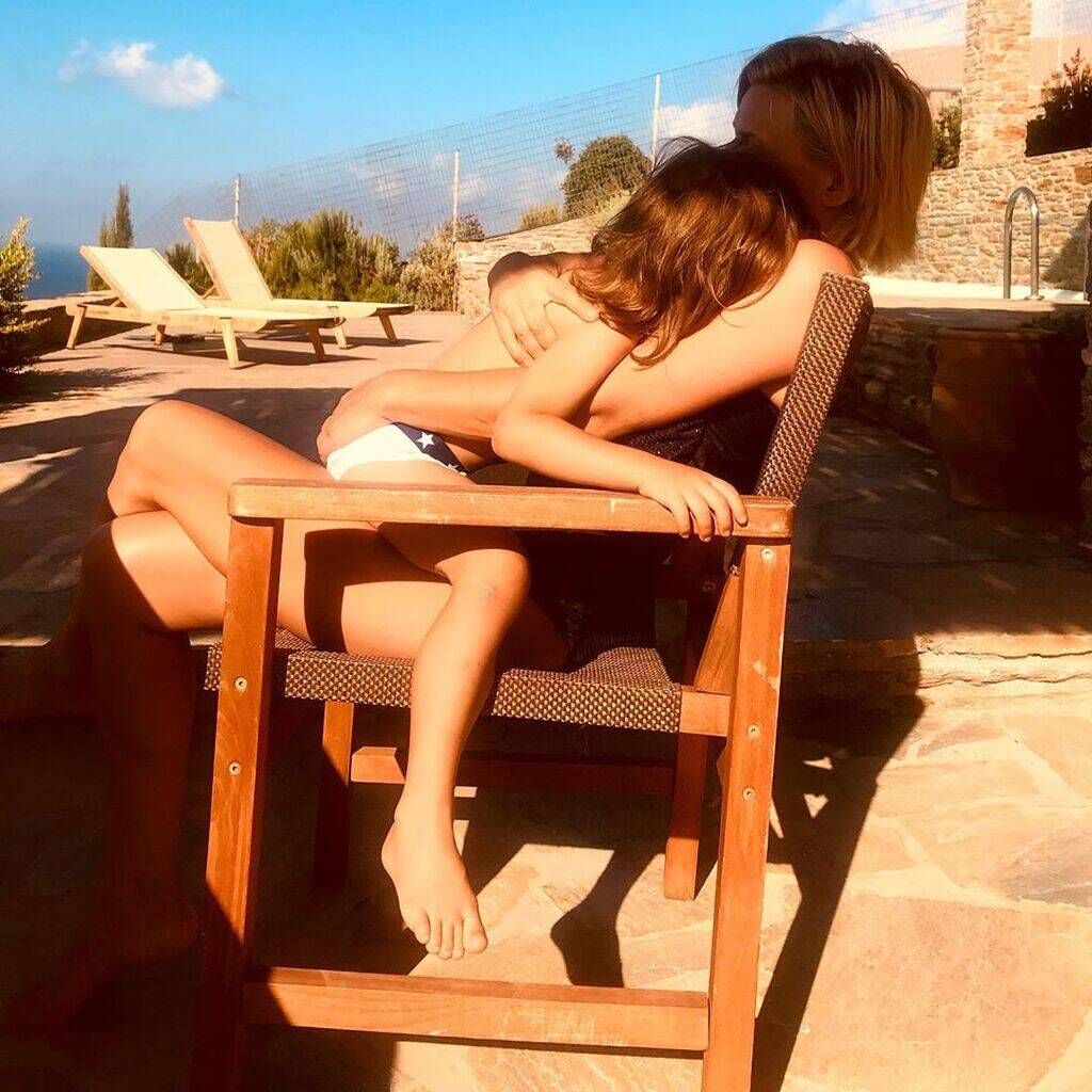 Κατερίνα Καραβάτου: Μας δείχνει μετά από καιρό τον γιος της, Αρίωνα