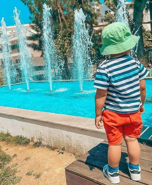 Τζένη Θεωνά: Παιχνίδια με τον γιο της στην πισίνα
