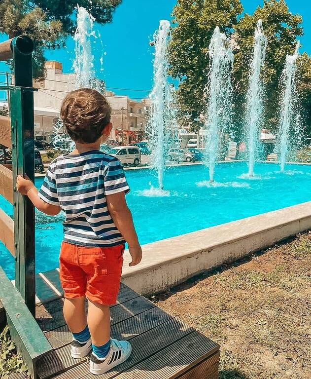 Τζένη Θεωνά: Παιχνίδια με τον γιο της στην πισίνα