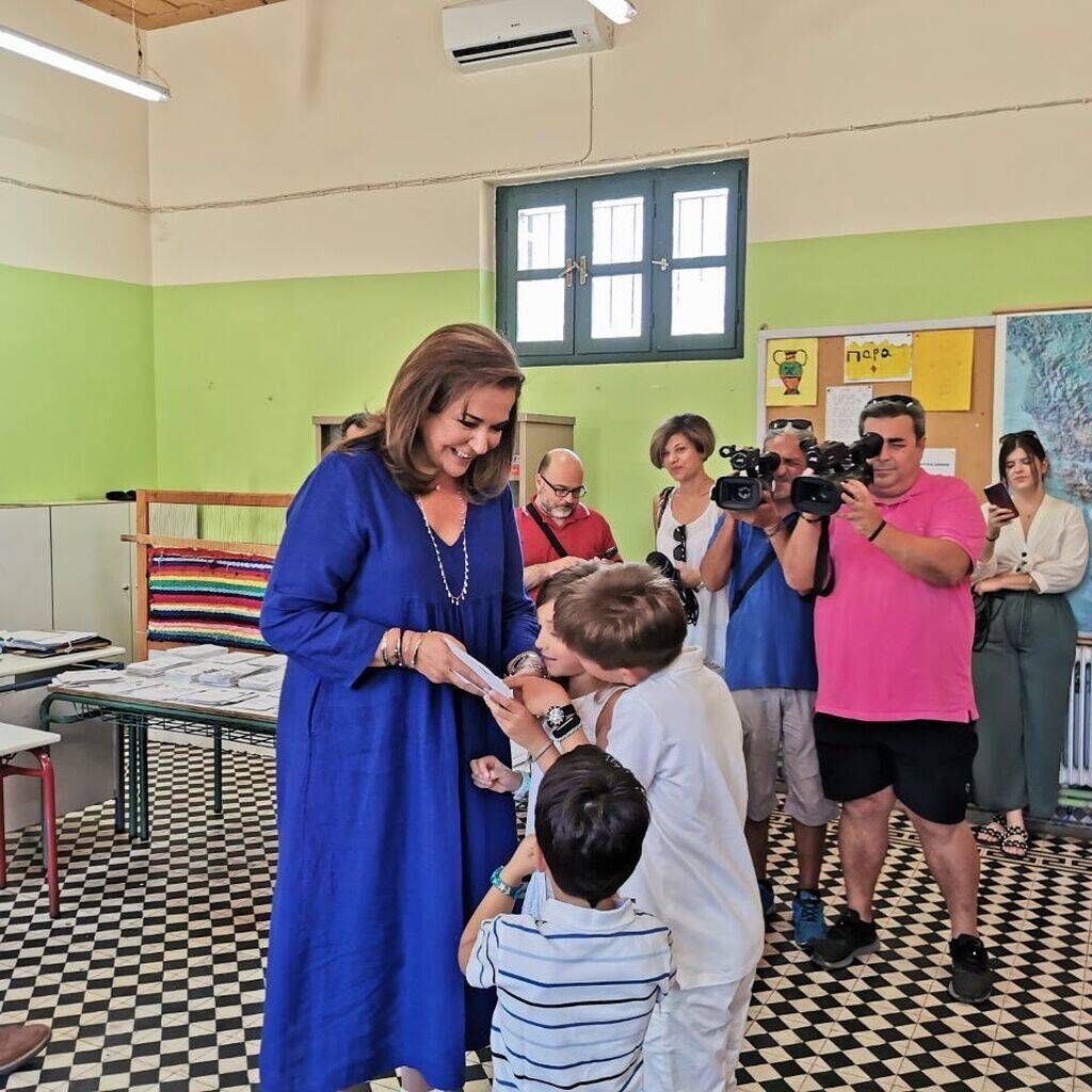 Ντόρα Μπακογιάννη: Φωτογράφισε όλα της τα εγγόνια μαζί στην παραλία