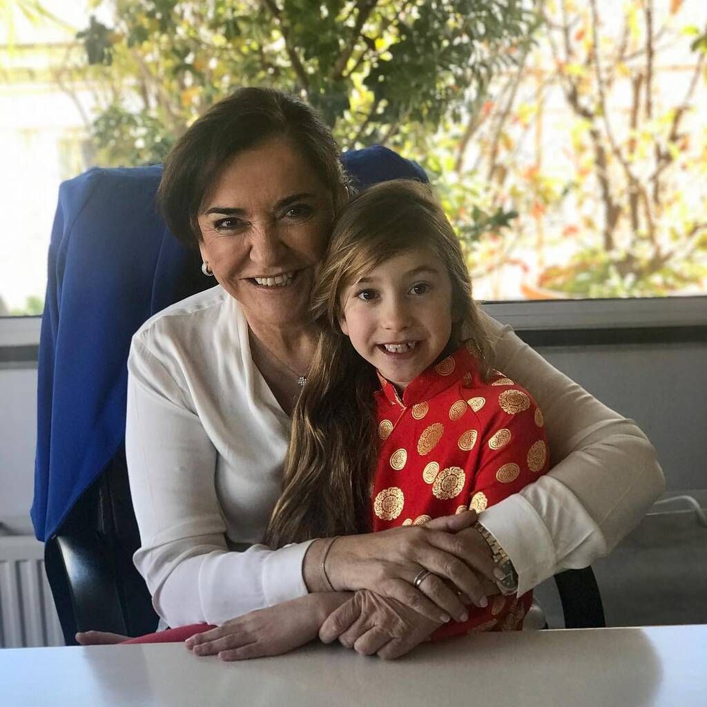 Ντόρα Μπακογιάννη: Φωτογράφισε όλα της τα εγγόνια μαζί στην παραλία